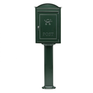 Postkasse B20 på fod. Klassisk postkasse i mørkegrøn eller sort